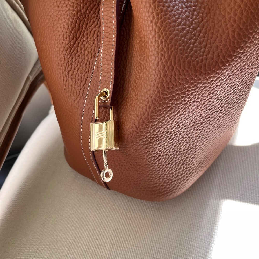 Fashion Fun Tan Leather Bucket Bag with Gold Tone  Lock and Key - Picture 13 of 13